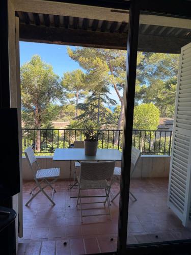 Peaceful Riviera flat with pool tennis and terrace
