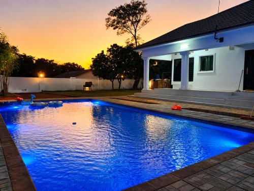 Poinsettia White House - Exclusive Private Villa with Pool - Livingstone
