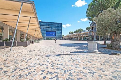 Beautiful Port Marianne Apt, Private Parking, 4 people in La Lironde