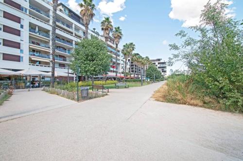 Beautiful Port Marianne Apt, Private Parking, 4 people in La Lironde