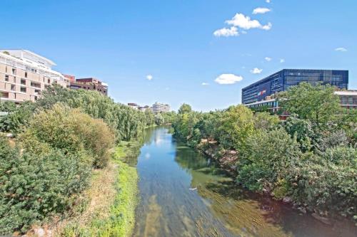 Beautiful Port Marianne Apt, Private Parking, 4 people in La Lironde