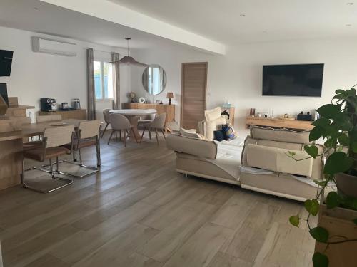 4-bedroom pool villa near Nimes and Arles in Bellegarde