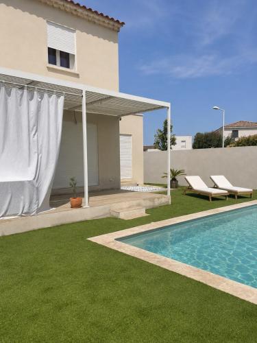 4-bedroom pool villa near Nimes and Arles in Bellegarde