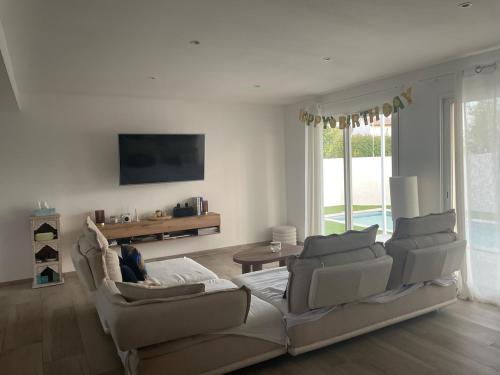4-bedroom pool villa near Nimes and Arles in Bellegarde