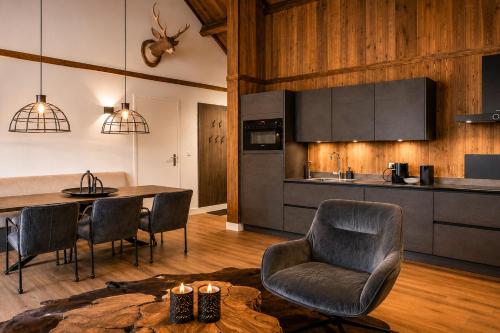 Stylish Loft Apartment with Mountain View near the Lake