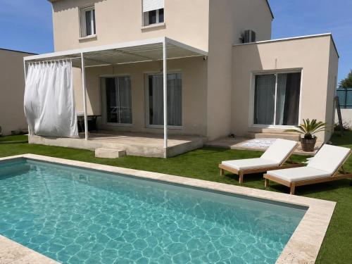 4-bedroom pool villa near Nimes and Arles in Bellegarde