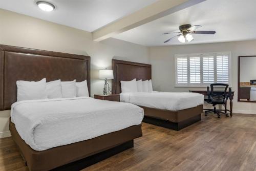 2 queen beds