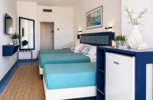 1 king bed, 2 twin beds