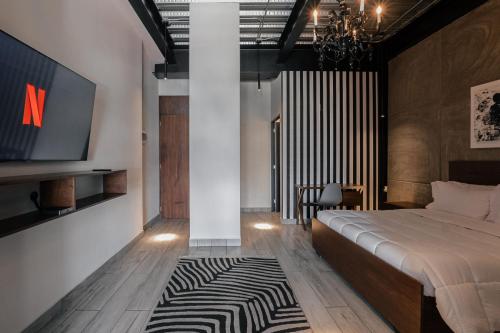 The Striped Loft Modern Elegance-Centric location
