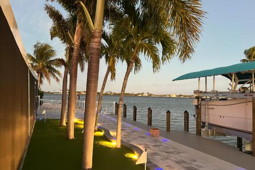 Matlacha Waterfront Retreat: Dock & Hot Tub! in Matlacha (FL)