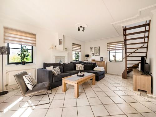 Villa in Callantsoog with enclosed garden - image 2