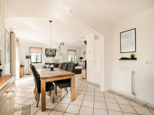 Villa in Callantsoog with enclosed garden - image 3