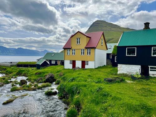 Jákupsstova, Yellow Riverside House in Gjógv (Jakupsstova, Yellow Riverside House in Gjogv) in Gjogv