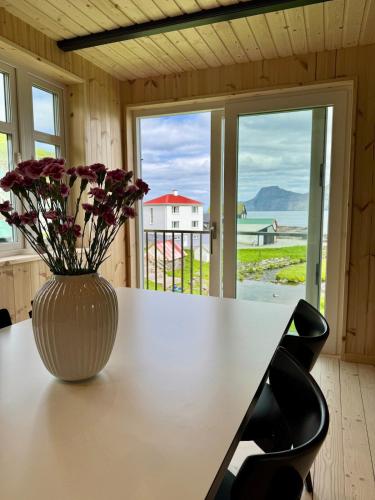 Jákupsstova, Yellow Riverside House in Gjógv (Jakupsstova, Yellow Riverside House in Gjogv) in Gjogv