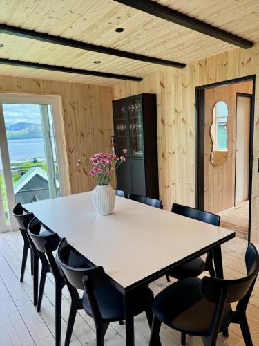 Jákupsstova, Yellow Riverside House in Gjógv (Jakupsstova, Yellow Riverside House in Gjogv) in Gjogv