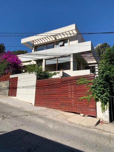 Casa con piscina, quincho, terraza y 5 habitaciones