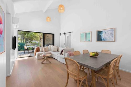 So Beachy! 200m to the beach or shops! Sleeps 8 - Ocean Grove So Beachy! 200m to the beach or shops! Sleeps 8 - Ocean Grove