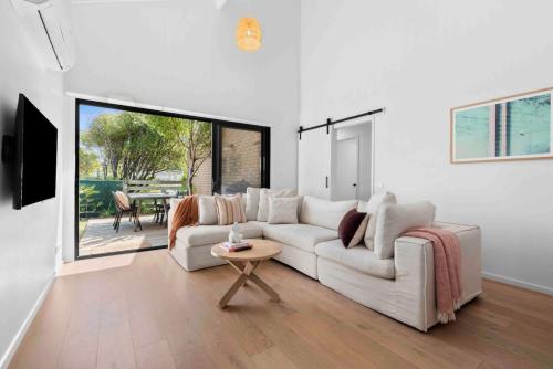 So Beachy! 200m to the beach or shops! Sleeps 8 - Barwon Heads So Beachy! 200m to the beach or shops! Sleeps 8 - Barwon Heads