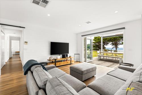 The Esplanade Indented Heads- Beach front, Luxury, Sleeps 8, Spacious, Aircon, Heating, in Indented Head