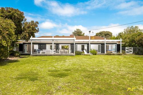 Garden, The Esplanade Indented Heads- Beach front, Luxury, Sleeps 8, Spacious, Aircon, Heating, in Indented Head