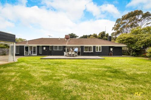 Garden, The Esplanade Indented Heads- Beach front, Luxury, Sleeps 8, Spacious, Aircon, Heating, in Indented Head