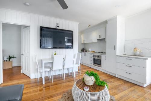 Orton Blue- Beachside getaway for 4, Pets welcome, Aircon, Park and walk to everything! - Ocean Grove Orton Blue- Beachside getaway for 4, Pets welcome, Aircon, Park and walk to everything! - Ocean Grove