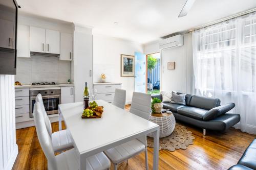Orton Blue- Beachside getaway for 4, Pets welcome, Aircon, Park and walk to everything! - Barwon Heads Orton Blue- Beachside getaway for 4, Pets welcome, Aircon, Park and walk to everything! - Barwon Heads