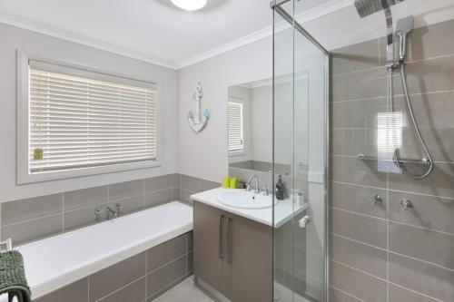 Bathroom, Casa Laut Family friendly short walk to the beach Pets upon agreement Sleeps 6 in Indented Head