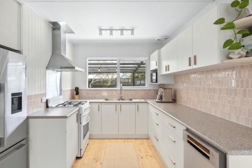 virtuve, Swan Beach House for 7 Pet friendly Modern Aircon Walking distance to Beach and walking tracks in St Leonards