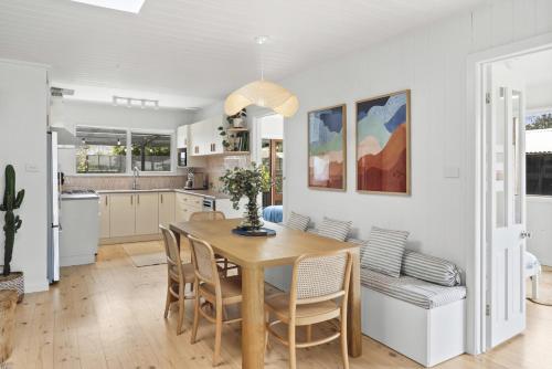 Iekārtas, Swan Beach House for 7 Pet friendly Modern Aircon Walking distance to Beach and walking tracks in St Leonards
