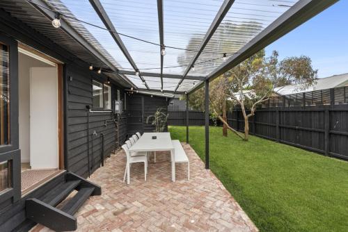 Iekārtas, Swan Beach House for 7 Pet friendly Modern Aircon Walking distance to Beach and walking tracks in St Leonards
