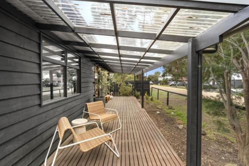 Iekārtas, Swan Beach House for 7 Pet friendly Modern Aircon Walking distance to Beach and walking tracks in St Leonards