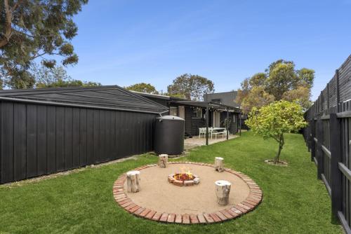 Skats, Swan Beach House for 7 Pet friendly Modern Aircon Walking distance to Beach and walking tracks in St Leonards