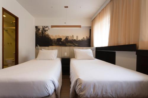 Superior Twin Room image 6