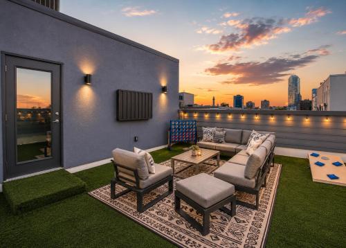 Modern 4-Story Condo w Rooftop in Downtown