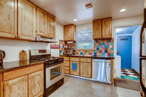 Cozy Highland Hideout I Kitchen I Parking I WFH - image 4