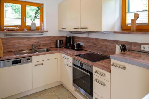 Kitchen, Ferienhauser am See in Mustin