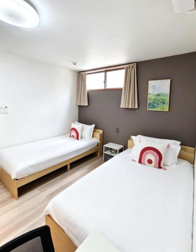 浅草花日美居 Asakusa Hanahi 102 Twin Bedroom 4 min walk to Asakusa Temple Direct subway access to Narita Haneda Airport Host's listings are all at the same address, Tokio