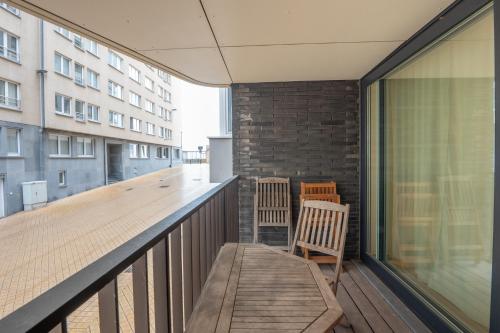 New & Modern Apartment Steps from the Sea - image 3