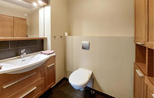 화장실, Awesome Apartment In Oxie With Wifi in 예거스로 빌라스타드