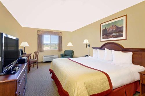 Pinedale Hotel & Suites