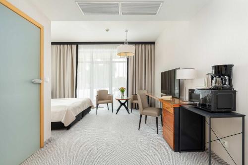 Elegant Studio Air Conditioning Pool Close to the Beach - image 5