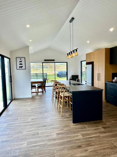 Luxury Seaside Getaway - New Build in Patea