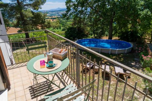 Ümbrus, Villa Valle 14 with pool and views of the hills in Serrungarina