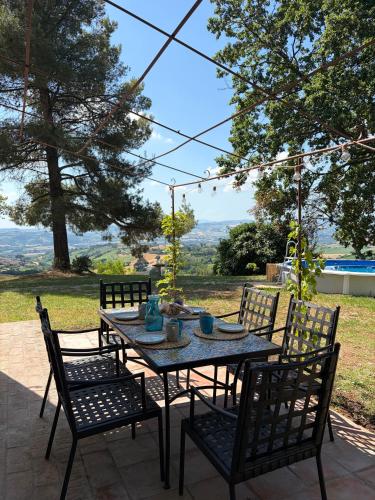 Ümbrus, Villa Valle 14 with pool and views of the hills in Serrungarina