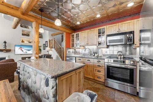 Lionshead Living Steps from Gondola Pool - image 3