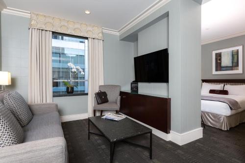 Junior Queen Suite image 2