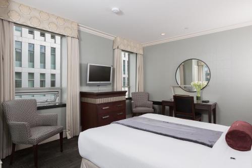 Queen Room image 2