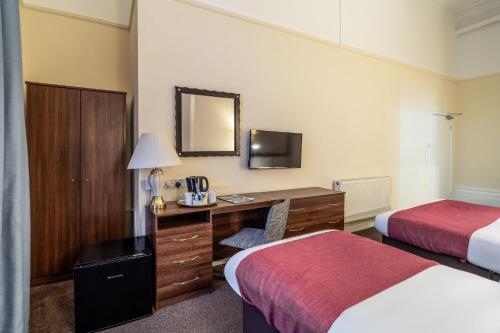 1 double bed, 1 twin bed
