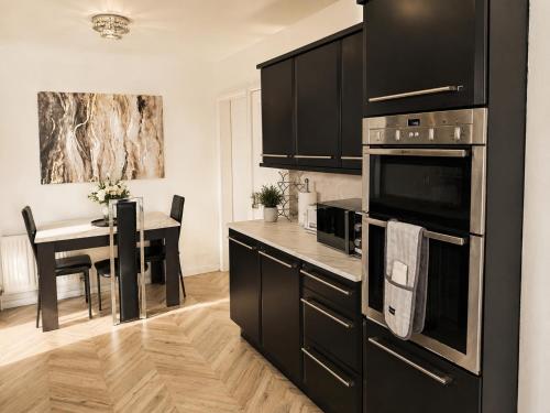 Private Gated Home Parking Sleeps 7 - image 5